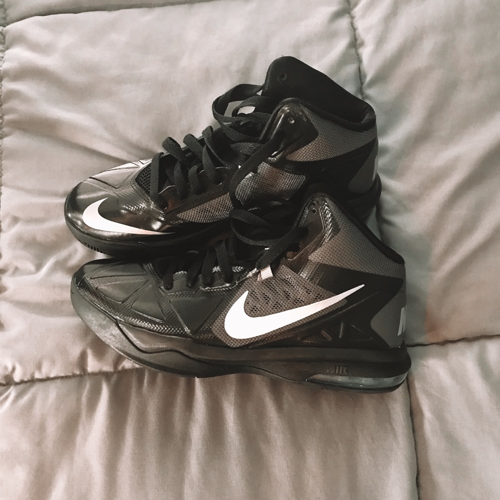 Black nike basketball shoes